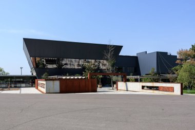 Modern mimari bina açısal tasarım ve çağdaş görünüme sahip. 25 Nisan 2025 Gindesti Moldova.