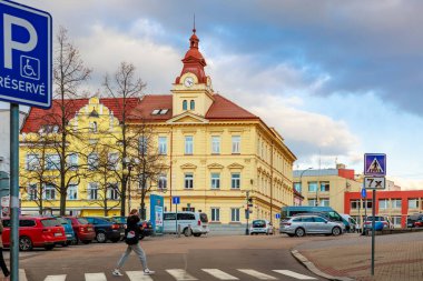 Saat kulesi ve yaya geçidi olan tarihi Avrupa şehir merkezi. 17 Mart 2025, Benesov, Çek Cumhuriyeti.