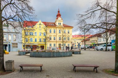 Tarihi mimarisi ve saat kulesiyle Avrupa şehir meydanını büyülüyor. 17 Mart 2025, Benesov, Çek Cumhuriyeti.