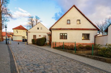 Güneşli bir günde kaldırım taşı caddesi ve tarihi evleri olan sevimli eski bir kasaba. 17 Mart 2025, Benesov, Çek Cumhuriyeti.