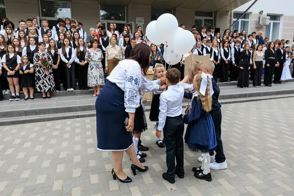 Çocuklar, öğretmenler ve öğrencilerin açık havada toplandığı okul kutlaması. 2 Eylül 2024 Balti Moldova.