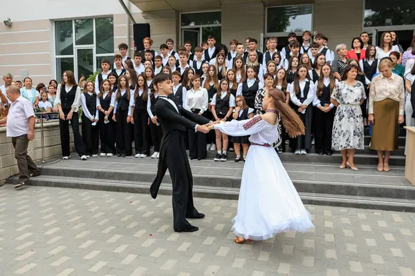 Genç beyaz dansçılar okul töreninde geleneksel dans gösterisi yapıyorlar. 2 Eylül 2024 Balti Moldova.