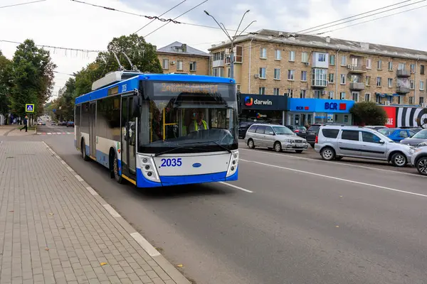 Trolleybus kentsel ekolojik elektrik taşımacılığı. 16 Eylül 2024 Balti Moldova. İllüstrasyon Editörü