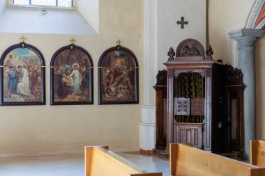 Tarihi kilise içinde ahşap günah çıkarma ve dini tablolar var. 21 Mart 2025, Ceske Budejovice, Çek.