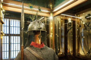 Ortaçağ zırhı müzede zincirli ve mızraklı olarak sergileniyor. 20 Mart 2025, Cesky Krumlov, Çek.