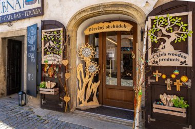 Dekoratif unsurları olan çekici bir czech ahşap ürün mağazası. 20 Mart 2025, Cesky Krumlov, Çek.