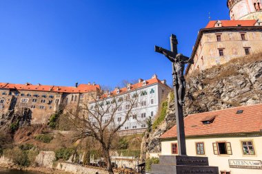 Tarihsel Czech kalesi ve fosforlu krumlov 'da açık gökyüzünün altında haç heykeli. 20 Mart 2025, Cesky Krumlov, Çek.