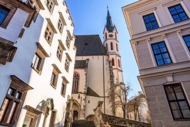 Güneşli bir günde Cesky Krumlov 'daki Aziz Vitus Kilisesi' nin gotik mimarisi. 20 Mart 2025, Cesky Krumlov, Çek.
