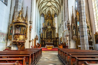 Süslü sunak ve ahşap sıralarla Avrupa 'nın tarihi katedrali. 20 Mart 2025, Cesky Krumlov, Çek.