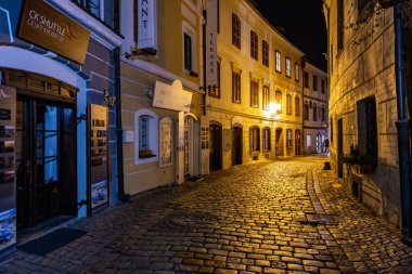Tarihi Avrupa kaldırım taşı sokağının büyüleyici gece manzarası. 20 Mart 2025, Cesky Krumlov, Çek.