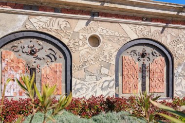 Oyma taş ve metal kemerlerle dekore edilmiş mimari tasarım. 3 Mayıs 2025 Romanya.