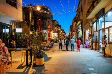 Parlak Avrupa caddesinde dekore edilmiş ışıklarla akşam yürüyüşü. 3 Mayıs 2025 Romanya.