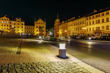 Aydınlanmış mimarisi olan tarihi Avrupa şehir meydanı. 16 Mart 2025, Decin, Çek Cumhuriyeti.