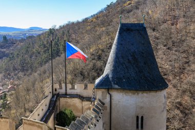 Manzaralı tepe manzaralı ulusal bayrağı olan tarihi Czech kalesi.
