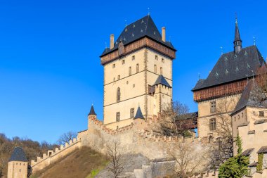 Orta Çağ Karlstejn Şatosu Çek Cumhuriyeti 'nde mavi gökyüzü.