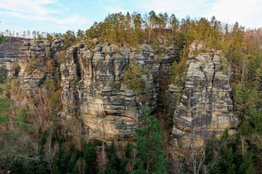 Sakson İsviçre 'deki görkemli kaya oluşumları ve yemyeşil ormanlar..