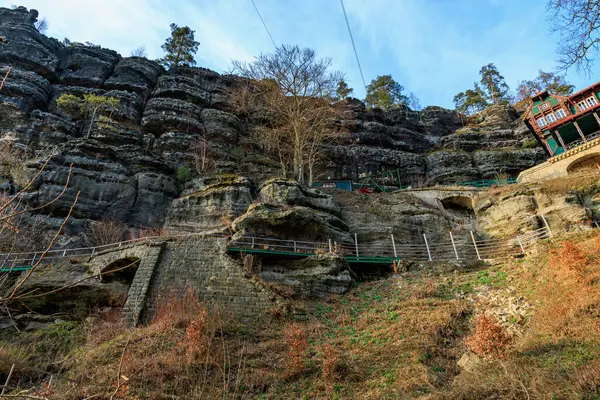 Kışın gür bitki örtüsü ve dik merdivenleri olan engebeli kaya oluşumları..