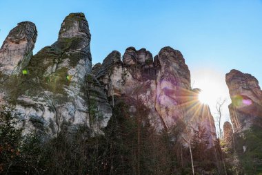 Güneş ışığı, görkemli kanyon manzarasında antik kaya oluşumlarını delip geçiyor..
