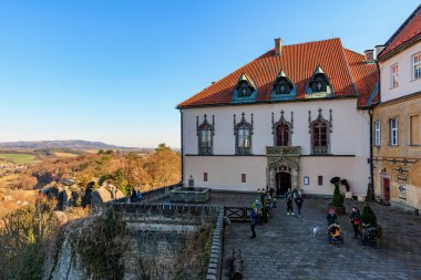 Tarihi kale avlusunu ve manzara manzarasını gezen turistler. 16 Mart 2025, Hruba Skala Şatosu, Çek Cumhuriyeti.