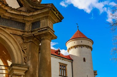 Kırmızı çatılı ve mavi gökyüzü arka planlı tarihi Avrupa kalesi. 17 Mart 2025, Konopiste Şatosu, Çek Cumhuriyeti.