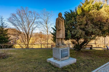 Goethe 'nin tarihi heykeli ağaçlarla kaplı sakin bir parkta. 18 Mart 2025, Madalyon, Çek Cumhuriyeti.