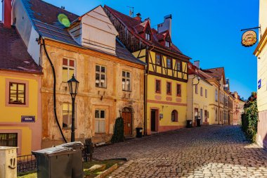 Renkli tarihi binalarıyla Avrupa 'nın kırsal caddelerini büyülüyor. 18 Mart 2025, Madalyon, Çek Cumhuriyeti.
