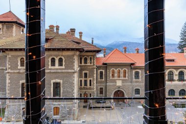 Kırmızı çatılı ve beyaz yüzlü bir bina. 15 Aralık 2024 Busteni Romanya.