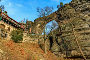 Taş köprü ve bina ile tarihi pravcicka kapı oluşumu.