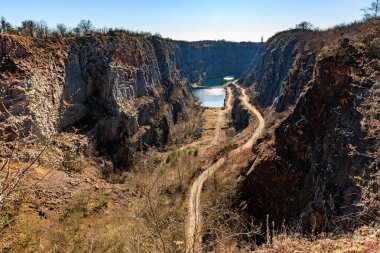 Sersemletici kayalık kanyon dingin göl ve canlı bitki örtüsüyle.