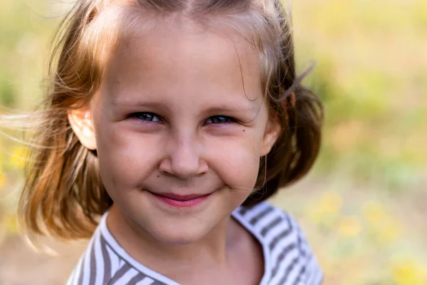 Lachend Klein Meisje Het Park Begrepen Ruimte Gelukkig Kind Dat — Stockfoto