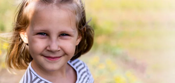 Uma Menina Sorridente Parque Espaço Para Cópia Criança Feliz Olhar — Fotografia de Stock