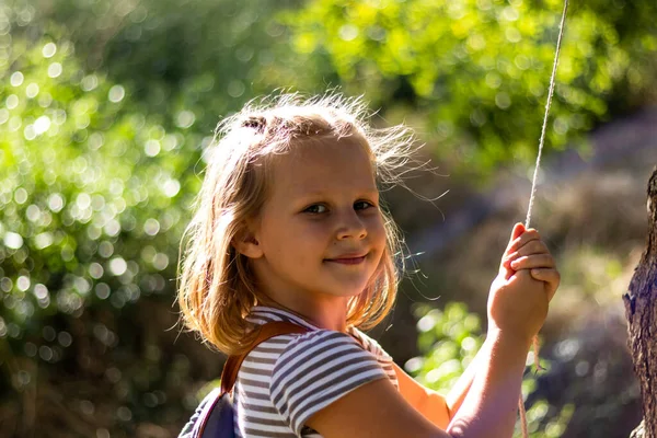 Посміхаючись Маленькій Дівчинці Парку Копіювати Простір Щаслива Дитина Дивиться Камеру — стокове фото