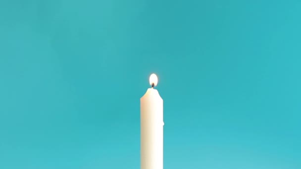 Lilin Putih Menyala Terisolasi Pada Latar Belakang Biru Cerah Salin — Stok Video
