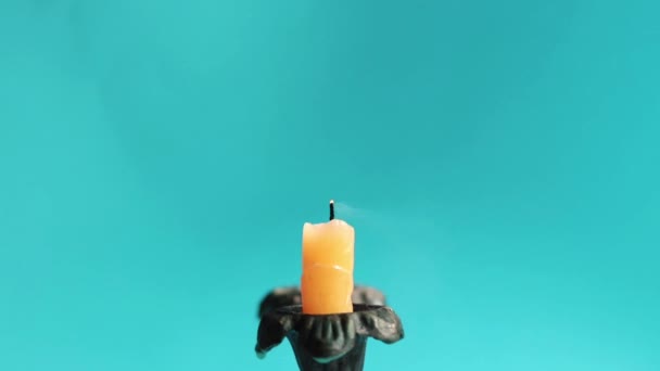 배경에 촛불을 절연된 초연기 — 비디오