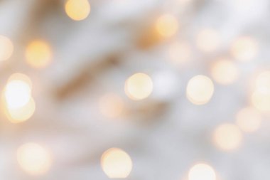 Hafif arka planda sarı bokeh etkisi. Bir çelenk Bokeh arka planı. Bulanık Noel Işıkları Bokeh Arkaplanı