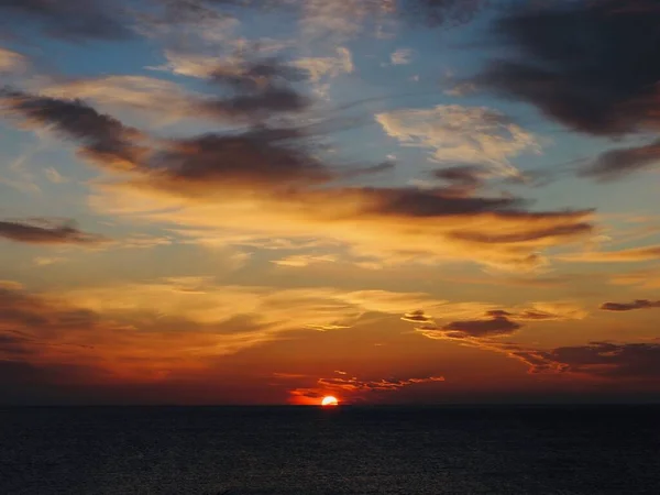 Nova Scotia Kanada 'daki Cape Breton Adası' nda Atlantik Okyanusu üzerinde gün doğumu