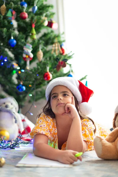 Beyaz Çocuk Noel Baba Dilek Listesini Yazmayı Düşünüyor Noel Zamanı — Stok fotoğraf