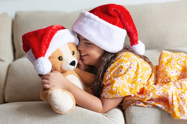 Küçük Beyaz Kız Oyuncak Ayısıyla Oynuyordu Evde Noel Zamanı — Stok fotoğraf