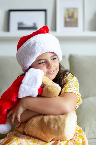 Beyaz Küçük Kız Oyuncak Ayıya Sarılıyor Evde Noel Zamanı — Stok fotoğraf