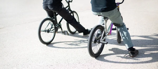 Visão Traseira Duas Pessoas Irreconhecíveis Com Bicicletas Bmx Conceito Estilo — Fotografia de Stock