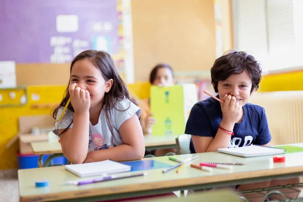 Dos Niños Caucásicos Divirtiéndose Escuela Son Felices Sonríen Clase Concepto — Foto de Stock