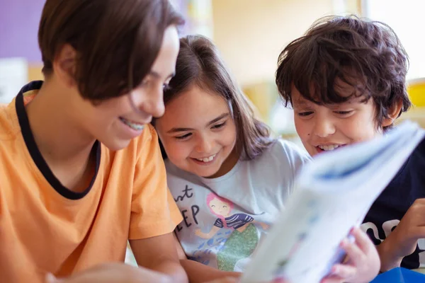 Grupo Niños Caucásicos Estudiando Diversión Clase Sonríen Mientras Leen Libro — Foto de Stock