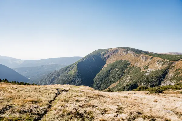 Çek Cumhuriyeti 'ndeki Krkonose Dağları. Manzara panoramik manzara. Saf doğa. Keşif yürüyüşü.