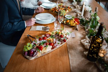 Bir düğün partisinde şarküteri tahtası. Büfe, yemek servisi, gastronomi..