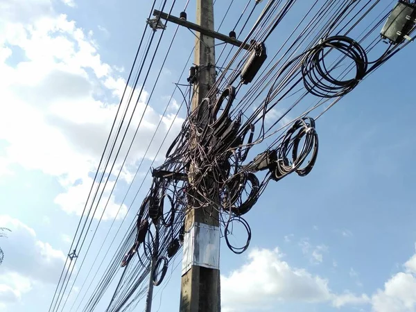 Elektrik Direği Mavi Gökyüzü Arka Planında Birçok Kabloya Sahip Tayland Stok Fotoğraf