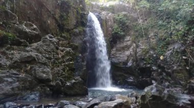 Makok Şelalesi, Tayland 'ın Chanthaburi eyaletinin Namtok Phlio Ulusal Parkı' nda..
