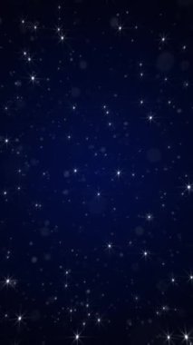 Dikey video - gece gökyüzünde parlayan parlak yıldızlar kameraya doğru hareket ediyor. Bu parıltılı yıldızlı gece hareketi arka planı tam bir HD ve kusursuz bir döngüdür..