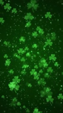 Dikey video - şanslı yoncalar, parlak yıldızlar ve koyu yeşil arka planda parlayan parçacıklar. Bu Aziz Patrick Günü kutlama partisinin arka plan animasyonu HD ve döngüyle dolu..