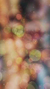 Dikey video - renkli bokeh küreleri parlak altın yıldızlı arka plan animasyonları. Bu şenlikli Noel arka planı tam bir HD ve kusursuz bir döngü..