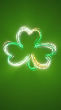 Dikey video - Aziz Patrick Günü arkaplanı: İrlanda yeşili, beyaz ve altın renkli ve akan parçacıklarla parıldayan neon yonca. Bu hareket arkaplanı tam HD ve pürüzsüz bir döngüdür.